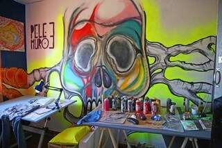 Um dos quartos ganhou a cor e a cara do grafite. (Foto: Marcos Ermínio)