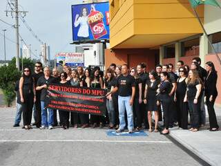 Servidores do MPF de MS se vestem de preto por melhores salários. (Foto: João Garrigó)