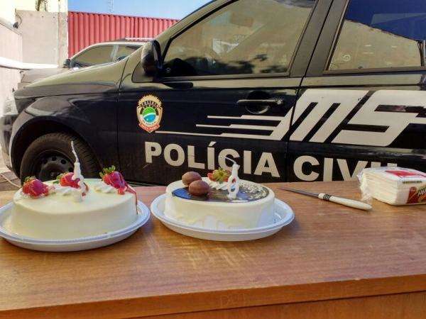 Sindicato distribui bolo em manifesta&ccedil;&atilde;o e pede interdi&ccedil;&atilde;o de delegacia 