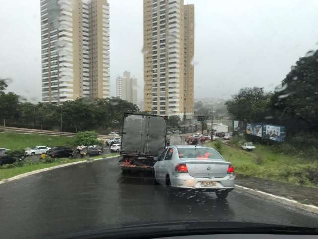 Com principais avenida alagadas, tr&acirc;nsito trava em v&aacute;rios pontos da Capital