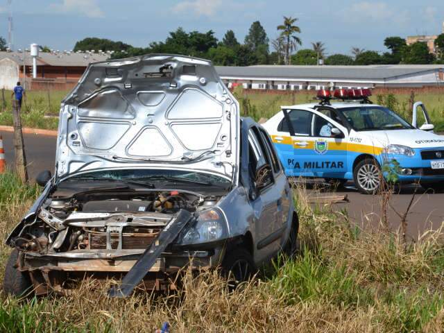  Carro invade terreno baldio e capota ap&oacute;s colis&atilde;o em cruzamento na Vila Sobrinho 