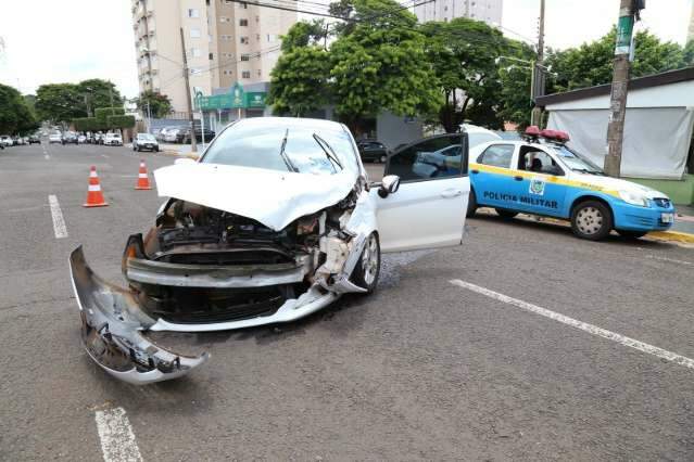 Motorista n&atilde;o para na preferencial e causa acidente na Eduardo Santos Pereira 