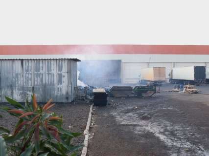 Fogo foi extinto após 4h, mas fumaça ainda é vista em área do Atacadão