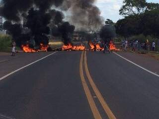 Manifestantes queimam pedaços de madeira e bloqueiam rodovia. (Foto: Direto das Ruas)