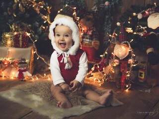 Arthur, de 8 meses, ri de todas as brincadeiras e enfeites natalinos feitos pela família. (Foto: Carlos Brandão)