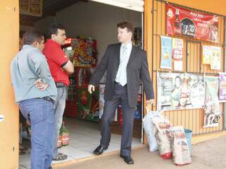 Delegado conversa com comerciantes em um dos locais vistoriados.