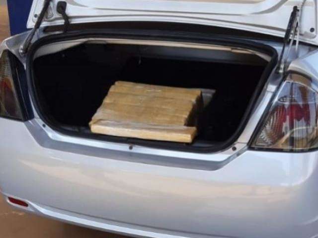 Traficante fura bloqueio, mas acaba preso pela PRF com 120 quilos de maconha 