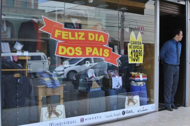 Na v&eacute;spera do Dia dos Pais, Centro tem lojas vazias e consumidores t&iacute;midos 
