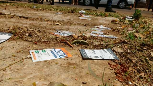 Santinhos deixam rastro de sujeira perto de escola no Santo Antônio 