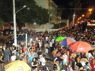 Desfile de bloco lotou o centro de Corumbá. (Foto: Divulgação)