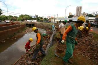  Prefeitura reconstr&oacute;i estrutura de conten&ccedil;&atilde;o de enchentes no c&oacute;rrego Prosa
