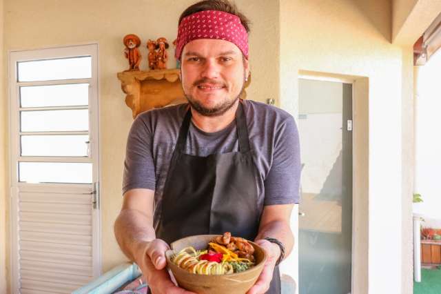 Aprenda a fazer receita de sob&aacute; com erva-mate, carne de jacar&eacute; e ovo de pata