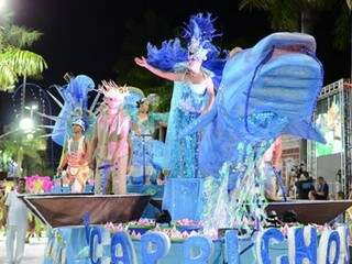 Carro alegórico do desfile da Caprichosos, na primeira noite de desfiles. (Foto: Diário Corumbaense) 