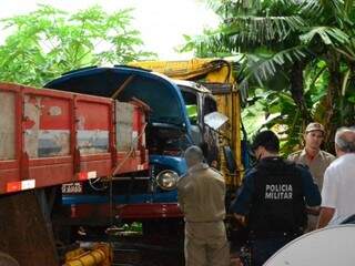 Um dos caminhões queimados ficou bastante danificado e dono fala em prejuízo de R$ 30 mil. (Foto: Nícholas Vasconcelos)