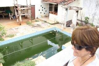 Vizinha de piscina sem manutenção teve duas vezes doença que já matou milhares. (Foto: Marcos Ermínio)
