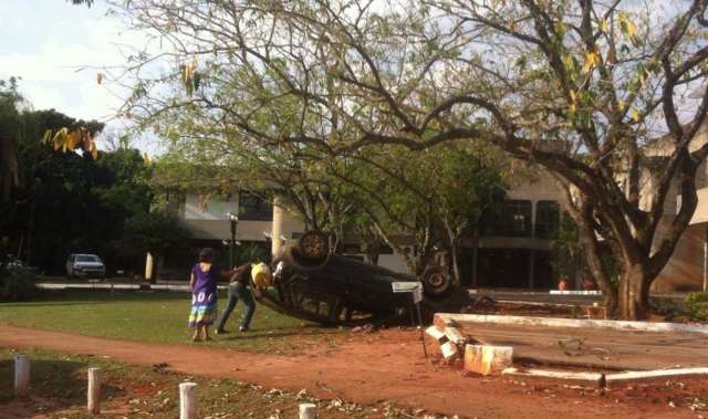 Leitor flagra carro capotado no Parque dos Poderes 