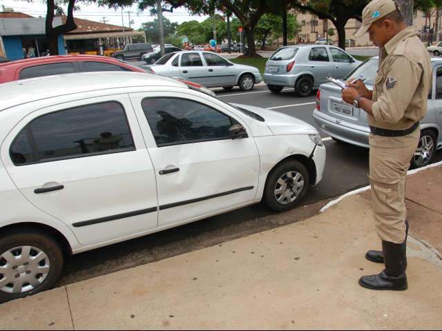  Soldado da PM fica ferido ap&oacute;s colidir moto com carro na Afonso Pena 