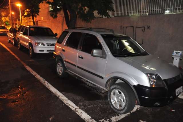 Cinco carros s&atilde;o incendiados em atentados no Centro