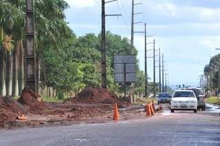 Avenida Tamandaré tem uma das faixas interditada e lama toma conta do local. (Foto: Alcides Neto)