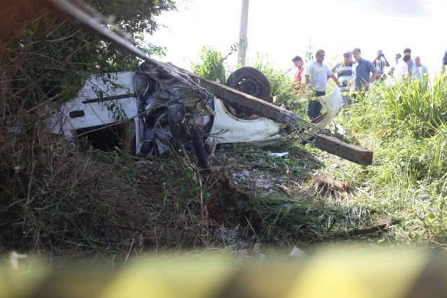 Carro invade contram&atilde;o, capota, derruba poste e mata condutor na 163