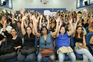 Profissionais da Reme tomam plenário contra proposta da prefeitura. (Foto: Marcos Ermínio)