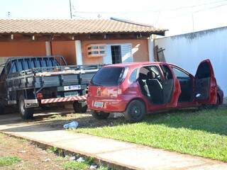 Os dois carros, que estavam na casa da mulher, foram apreendidos. (Foto: Simão Nogueira)