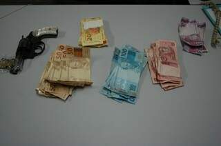 Dinheiro do assalto foi recuperado e bandido preso (Foto: Pedro Peralta)