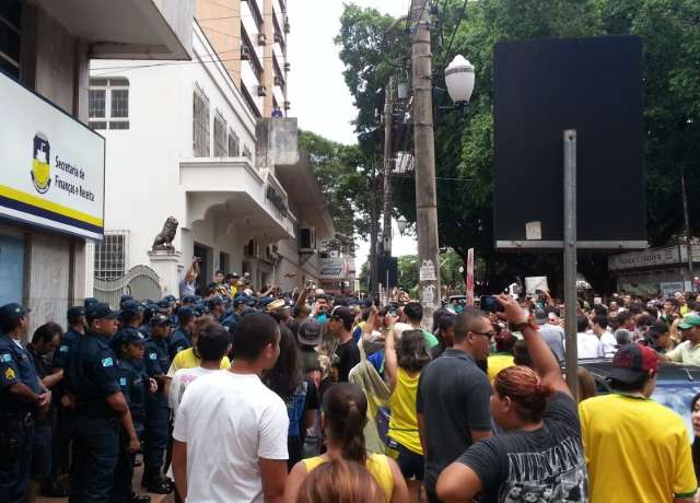 Em ato contra Dilma, douradenses pedem &ldquo;fora PT&rdquo; e at&eacute; a volta do regime militar