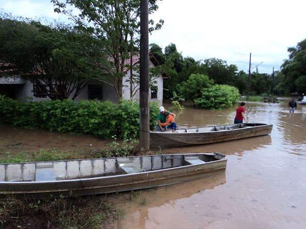  Rio Taquari transborda e coloca fam&iacute;lias ribeirinhas em alerta em Coxim