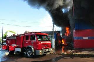 Imagem do incêndio da loja Paulistão (Foto: Luciano Muta)