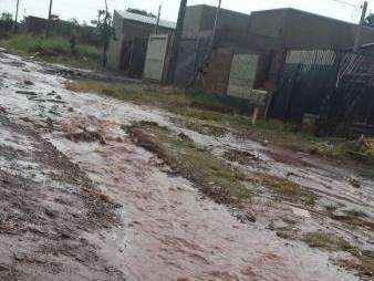 Chuva forte traz &agrave; tona problema recorrente em bairros: ruas alagadas