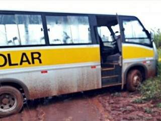 Ônibus que atolou durante o trajeto dos alunos. (Foto: Sidrolândia News)  