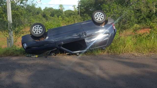 Jovem capota carro ao desviar de camionete que invadiu pista contr&aacute;ria