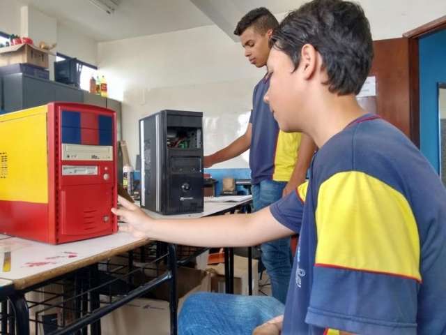 Exposi&ccedil;&atilde;o mostra inven&ccedil;&otilde;es de adolescentes produzidas  com lixo eletr&ocirc;nico