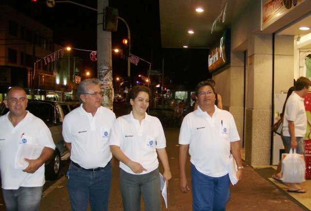 Sindicato percorre lojas para evitar que funcion&aacute;rios trabalhem ap&oacute;s expediente 