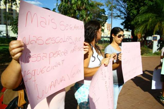 Família de estudante morta protesta em praça e segue para delegacia 