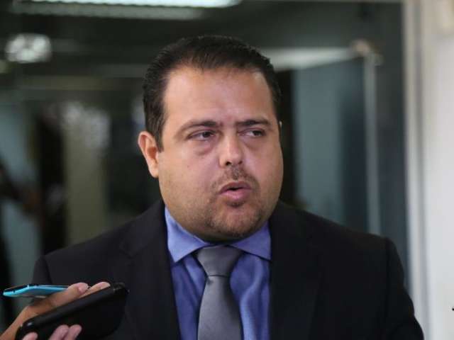 At&eacute; rep&oacute;rter vacinado: secret&aacute;rio insiste que s&oacute; imunizou p&uacute;blico-alvo