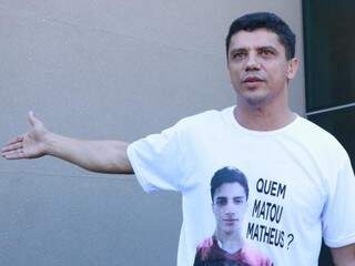 O capitão reformado Paulo Roberto Teixeira Xavier usa camiseta com a foto do filho vítima de execução no lugar dele. (Foto: Henrique Kawaminami)