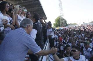 Reinaldo Azambuja sendo cumprimentado por torcedores no Arthur Marinho completamente lotado (Foto: Chico Ribeiro)