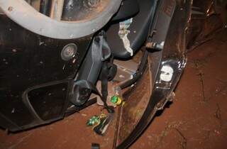 Carro parou com as rodas para cima e teve o lado esquerdo destruído após a capotagem. (Foto: Chapadense News)