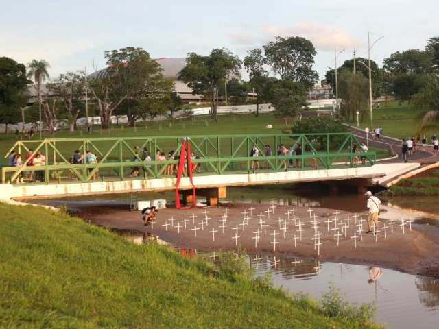 Em ato, grupo d&aacute; &ldquo;abra&ccedil;&atilde;o&rdquo; no lago do Parque das Na&ccedil;&otilde;es Ind&iacute;genas