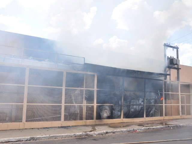 Bombeiros controlam inc&ecirc;ndio no Comper; fogo come&ccedil;ou na central de refrigera&ccedil;&atilde;o