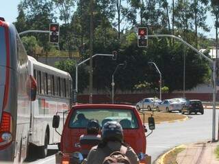 Uso de semáforos busca organizar o fluxo de veículos na rotatória entre as avenidas Gury Marques e Interlagos (Foto: PMCG)
