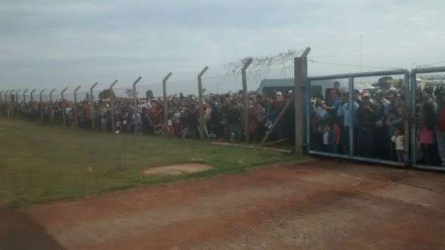 Apresenta&ccedil;&atilde;o da Esquadrilha da Fuma&ccedil;a atrai multid&atilde;o em aeroporto
