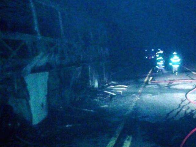 &Ocirc;nibus com 20 estudantes pega fogo em rodovia e fica totalmente destru&iacute;do
