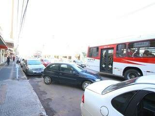 Movimento de carros e ônibus no centro de Campo Grande; gastos com transportes caíram em agosto (Foto: Arquivo)