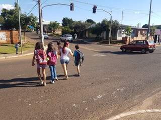 Joseane atravessa a Interlagos, após longa espera, juntamente com 4 crianças. (Foto: Anahi Gurgel)