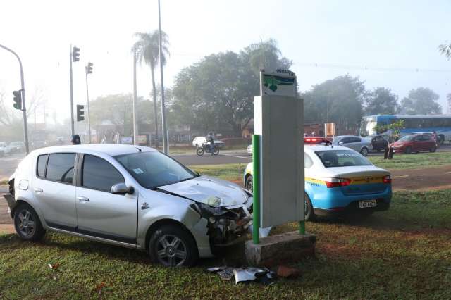 Com neblina intensa, carro atinge &ocirc;nibus em cruzamento da L&uacute;dio Coelho