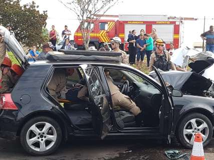 Acidente com quatro carros deixa três pessoas feridas na Cônsul Assaf Trad 
