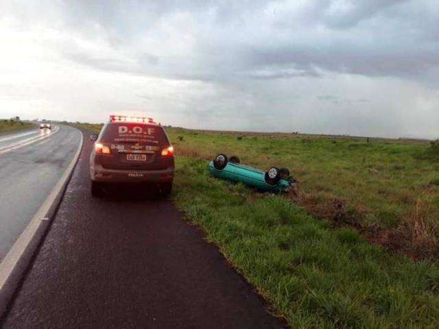DOF encontra Gol capotado na estrada com 225 quilos de maconha